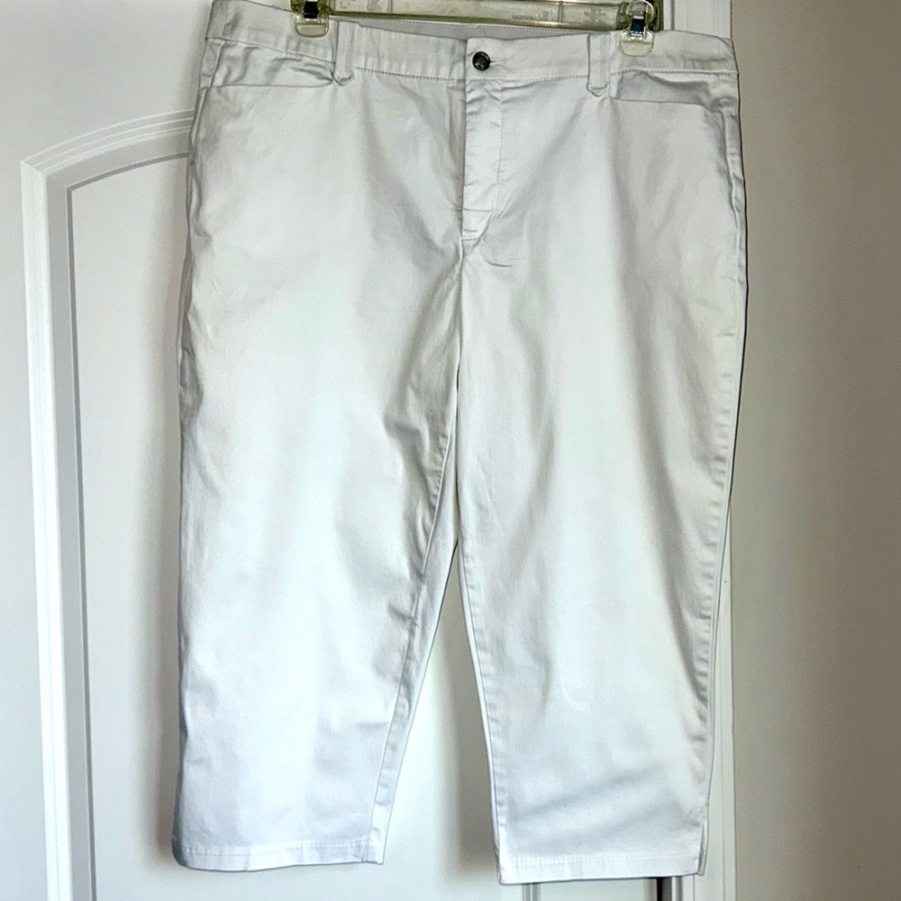 Stylish White Cotton Capris with Slash Front Pockets and Finished Back Pockets